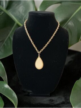Vintage Gold Tone Teardrop Pendant Necklace - 1.45oz